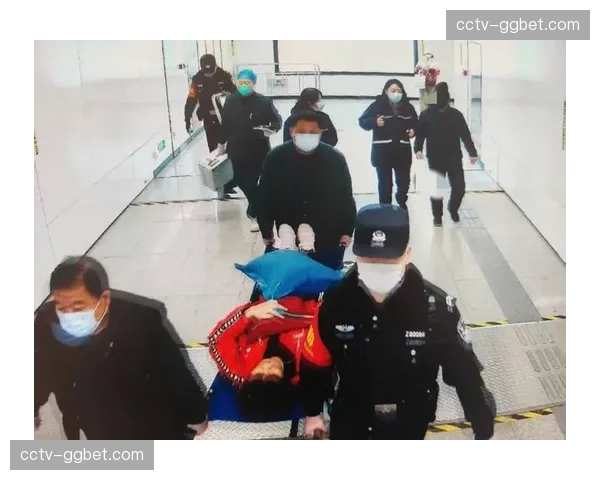 场边突发：一位观众突发疾病，比赛因此中断十分钟，现场医疗队迅速处置