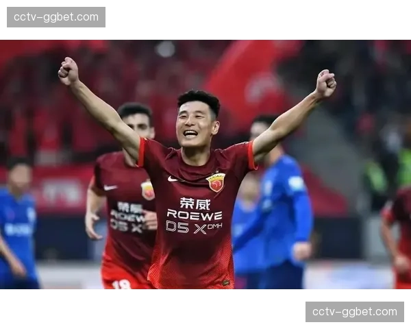 武磊肋部接应横传门前抢点，上海海港2-0领先梅州客家